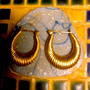 Rare find gold scallop 14 kt hoop earrings